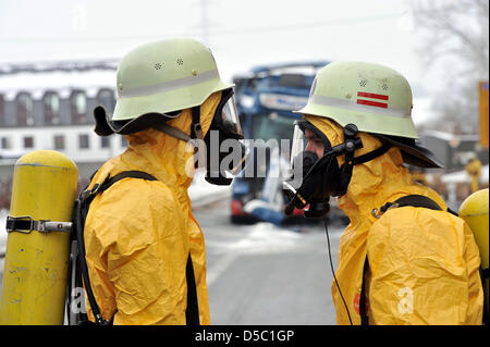 Porter des vêtements de protection des pompiers pour récupérer le chargement d'un camion impliqué dans un accident sur la route d'un allemand ('Bundesstrasse') 51 près de Treves, Allemagne, 25 janvier 2010. Le camion belge avait frappé la queue d'un embouteillage, le conducteur a été coincé dans la cabine de conduite. Le camion a été chargé avec 32 barils contenant du cobalt métal, certains d'entre eux ont été endommagés dans l'accident. L'A-r Banque D'Images