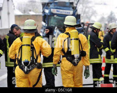 Porter des vêtements de protection des pompiers pour récupérer le chargement d'un camion impliqué dans un accident sur la route d'un allemand ('Bundesstrasse') 51 près de Treves, Allemagne, 25 janvier 2010. Le camion belge avait frappé la queue d'un embouteillage, le conducteur a été coincé dans la cabine de conduite. Le camion a été chargé avec 32 barils contenant du cobalt métal, certains d'entre eux ont été endommagés dans l'accident. L'A-r Banque D'Images