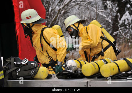 Porter des vêtements de protection des pompiers pour récupérer le chargement d'un camion impliqué dans un accident sur la route d'un allemand ('Bundesstrasse') 51 près de Treves, Allemagne, 25 janvier 2010. Le camion belge avait frappé la queue d'un embouteillage, le conducteur a été coincé dans la cabine de conduite. Le camion a été chargé avec 32 barils contenant du cobalt métal, certains d'entre eux ont été endommagés dans l'accident. L'A-r Banque D'Images