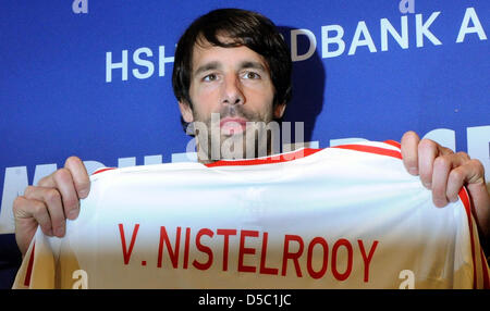 L'attaquant néerlandais Ruud van Nistelrooy pose avec son nouveau jersey lors de sa présentation en tant que joueur de Bundesliga club Hambourg SV au HSH Nordbank Arena de Hambourg, Allemagne, 25 janvier 2010. Van Nistelrooy transférés de l'espagnol Real Madrid. Phhoto : MARCUS BRANDT Banque D'Images