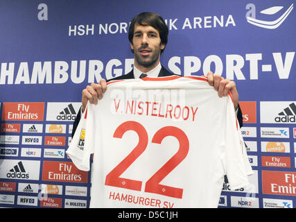 L'attaquant néerlandais Ruud van Nistelrooy pose avec son nouveau jersey lors de sa présentation en tant que joueur de Bundesliga club Hambourg SV au HSH Nordbank Arena de Hambourg, Allemagne, 25 janvier 2010. Van Nistelrooy transférés de l'espagnol Real Madrid. Phhoto : MARCUS BRANDT Banque D'Images