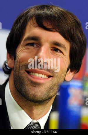 L'attaquant néerlandais Ruud van Nistelrooy sourit au cours de la conférence de presse le présentant comme joueur de Bundesliga club Hambourg SV au HSH Nordbank Arena de Hambourg, Allemagne, 25 janvier 2010. Van Nistelrooy transférés de l'espagnol Real Madrid. Phhoto : Kay Nietfeld Banque D'Images