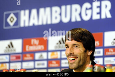 L'attaquant néerlandais Ruud van Nistelrooy sourit au cours de la conférence de presse le présentant comme joueur de Bundesliga club Hambourg SV au HSH Nordbank Arena de Hambourg, Allemagne, 25 janvier 2010. Van Nistelrooy transférés de l'espagnol Real Madrid. Phhoto : MARCUS BRANDT Banque D'Images