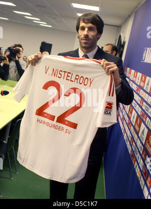 L'attaquant néerlandais Ruud van Nistelrooy pose avec son new jersey au cours de la conférence de presse le présentant comme joueur de Bundesliga club Hambourg SV au HSH Nordbank Arena de Hambourg, Allemagne, 25 janvier 2010. Van Nistelrooy transférés de l'espagnol Real Madrid. Phhoto : Kay Nietfeld Banque D'Images