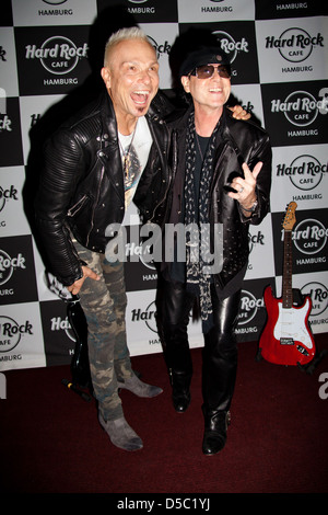 Rudolf Schenker et Klaus Meine du groupe Scorpions à grande ouverture du Hard Rock Cafe à Landungsbruecken. Hambourg, Banque D'Images