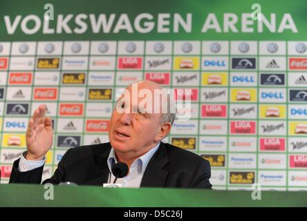 Manager de club de football Bundesliga VfL Wolfsburg, Dieter Hoeness, prend la parole à une conférence de presse à Berlin, Allemagne, 26 janvier 2010. Entraîneur Veh a été rejetée le 25 janvier 2010 et est temporairement remplacé par Koestner. Photo : PETER STEFFEN Banque D'Images