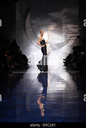 Un modèle porte une création dans le cadre de designer Giorgio Armani's Haute Couture printemps/été 2010 collection présentée lors de la Paris Fashion Week Haute Couture à Paris, France, 25 janvier 2010. Le défilé Haute Couture printemps/été 2010 soit jusqu'au 28 janvier 2010. Photo : Hendrik Ballhausen Banque D'Images