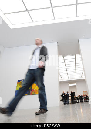 Les visiteurs voir le nouveau bâtiment du musée Folkwang à Essen, Allemagne, 27 janvier 2010. Krupp Foundation a versé 55 millions d'euros pour l'édifice conçu par l'architecte David Chipperfield. Une cérémonie d'ouverture officielle aura lieu le 28 janvier 2010. Photo : JULIAN STRATENSCHULTE Banque D'Images