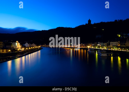 Silhouette de château au cours de la Moselle à Cochem dans la nuit Banque D'Images