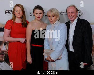 Arrière-arrière-arrière-petites-filles de l'écrivain Léon Tolstoï, Catharina Tolstoï (L-R) et Anastasia Tolstoï, l'actrice britannique Helen Mirren et Valdimir Tolstoï, arrière-arrière-petit-fils de Léon Tolstoï arrivent pour la première allemande du film 'La dernière station' (titre allemand : 'Ein russischer Sommer') à Berlin, Allemagne, 27 janvier 2010. Le film s'ouvre dans les salles allemandes le 28 janvier 2010. Banque D'Images