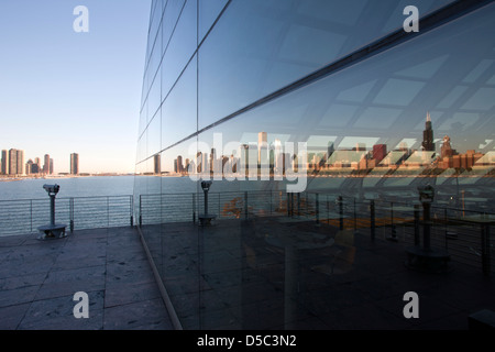 Reflet LAC SKYLINE ADLER PLANETARIUM DOWNTOWN CHICAGO ILLINOIS USA Banque D'Images