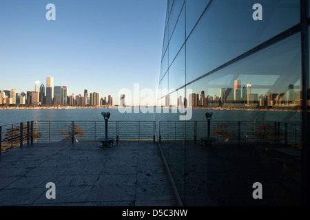 Reflet LAC SKYLINE ADLER PLANETARIUM DOWNTOWN CHICAGO ILLINOIS USA Banque D'Images