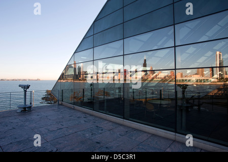 Reflet LAC SKYLINE ADLER PLANETARIUM DOWNTOWN CHICAGO ILLINOIS USA Banque D'Images