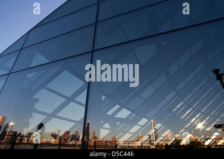 Reflet LAC SKYLINE ADLER PLANETARIUM DOWNTOWN CHICAGO ILLINOIS USA Banque D'Images