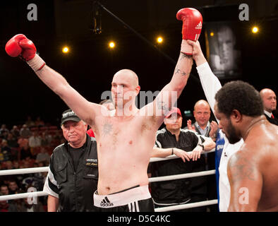 Terminer Robert Helenius (C) après avoir battu cheers Lamon Brewster américain US (R) dans un combat de boxe poids lourd à Neubrandenburg, Allemagne, 30 janvier 2010. Helenius a remporté la lutte dans le cadre de la ronde 8 par ko technique. Helenius' entraîneur allemand Ulli Wegner (L)Photo : Robert Schlesinger Banque D'Images