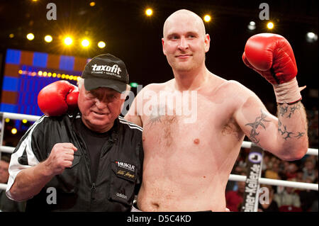 Terminer Robert Helenius (R) et son entraîneur allemand Ulli Wegner (L) cheer après avoir battu US-Américain Lamon Brewster (pas sur la photo) dans un combat de boxe poids lourd à Neubrandenburg, Allemagne, 30 janvier 2010. Helenius a remporté la lutte dans le cadre de la ronde 8 par ko technique. Photo : Robert Schlesinger Banque D'Images