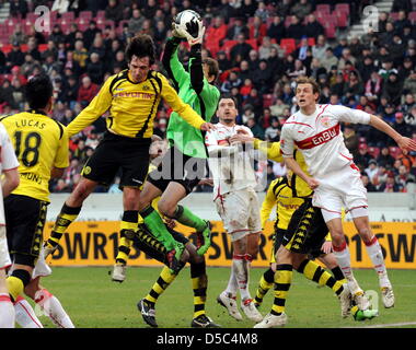 Gardien de but de Stuttgart, Jens Lehmann (C) attrape la balle avant de Dortmund Mats Hummels (2-L) peut l'atteindre au cours de la Bundesliga match de football VfB Stuttgart vs Borussia Dortmund à Mercedes-Benz Arena Stadium à Stuttgart, Allemagne, 31 janvier 2010. Photo : BERND WEISSBROD (ATTENTION : EMBARGO SUR LES CONDITIONS ! Le LDF permet la poursuite de l'utilisation des images dans l'IPTV, Mobile Banque D'Images