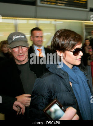 US-américain l'acteur Richard Gere et Carey Lowell sa femme d'arriver à l'aéroport Tegel de Berlin, Allemagne, 30 janvier 2010. Photo : XAMAX Banque D'Images