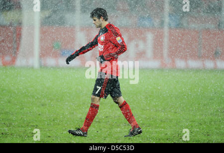 Le Tranquillo Barnetta Leverkusen est remplacé à partir de l'allemand Bayer 04 Leverkusen match Bundeliga v SC Freiburg au stade BayArena de Leverkusen, Allemagne, 31 janvier 2010. Leverkusen défait Freiburg avec 3-1. Photo : Julian Stratenschulte Banque D'Images