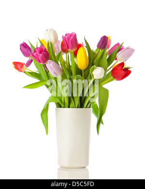 Bouquet de tulipes colorées dans vase blanc, isolé sur fond blanc Banque D'Images