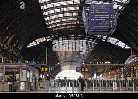 Ticket gates dans la gare de Paddington Banque D'Images