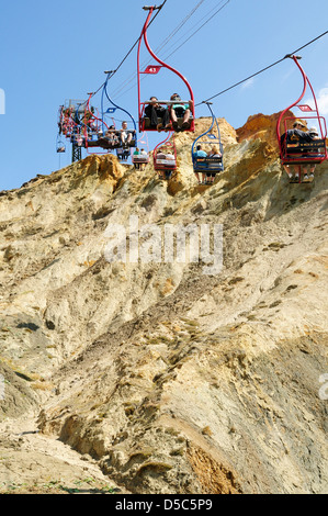 Des téléphériques qui descendent sur les falaises multicolores de Alum Bay sur l'île de Wight Banque D'Images