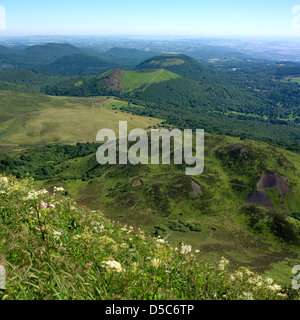 Vue du Puy de Dôme sur le paysage volcanique de la chaîne des Puys. L'Auvergne. La France. L'Europe. Banque D'Images