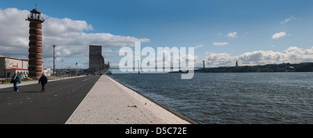 Vue depuis Belem Lisbonne Portugal sur le Tage et le Ponte de 25 Abril et Cristo Rei et le Monument des découvertes et le phare Banque D'Images