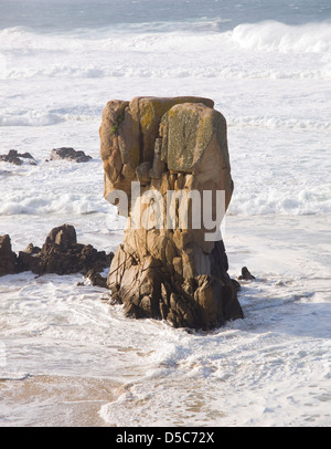 Un gros rocher situé dans une petite plage de Ferrol, en Galice, Espagne. Banque D'Images
