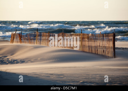 Dans le vent de sable, coucher du soleil à Michigan Lake, New Buffalo Beach, États-Unis Banque D'Images