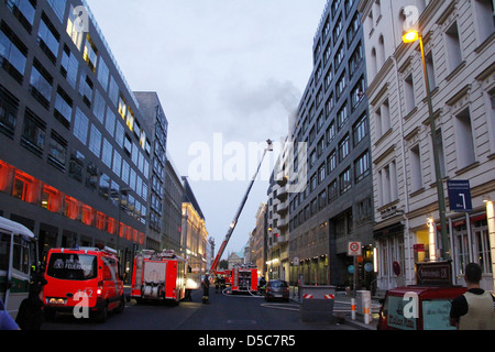 Pompiers lutter contre un incendie à l'immeuble Iris Berben c'est pas clair si l'incendie a causé des dommages à l'appartement de Berben Banque D'Images