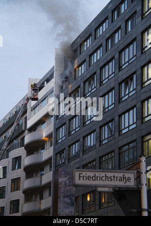 Pompiers lutter contre un incendie à l'immeuble Iris Berben c'est pas clair si l'incendie a causé des dommages à l'appartement de Berben Banque D'Images