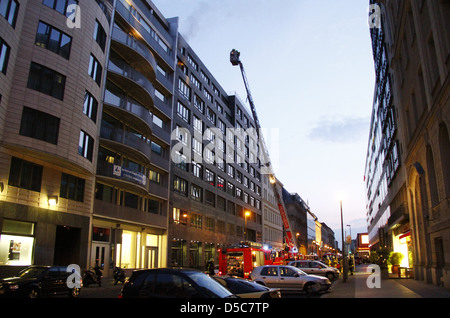 Pompiers lutter contre un incendie à l'immeuble Iris Berben. C'est pas clair si l'incendie a causé des dommages à l'Berben Banque D'Images