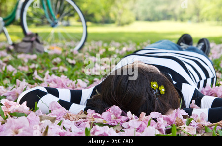 Asian woman dormir sur l'herbe Banque D'Images