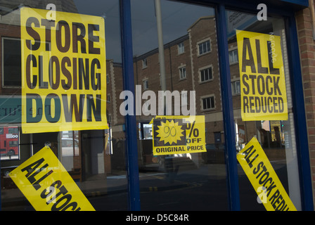 Fermeture du magasin affiches en vitrine, Kingston upon Thames, Surrey, Angleterre Banque D'Images