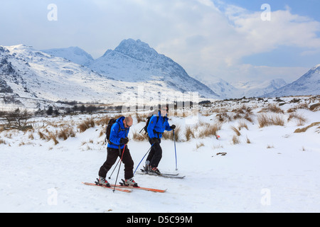 La tête de skieurs en Carneddau montagnes de Snowdonia après les fortes chutes de neige avec vue sur la montagne en Ogwen Tryfan, au nord du Pays de Galles, Royaume-Uni Banque D'Images