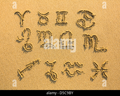 Ensemble de signes de zodiaque dessiné sur la facture, le sable de la plage. Banque D'Images