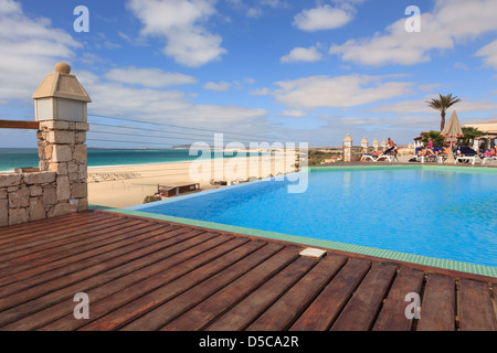 Decking - terrasse en bois par piscine à débordement dans l'Iberostar resort hotel, au-dessus de Praia de Chaves. Boa Vista, Cap Vert Banque D'Images