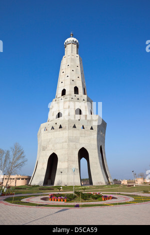 Le monument moderne de Sikh Baba Banda Singh Bahadur situé dans de beaux jardins au Pendjab, Indai. Banque D'Images