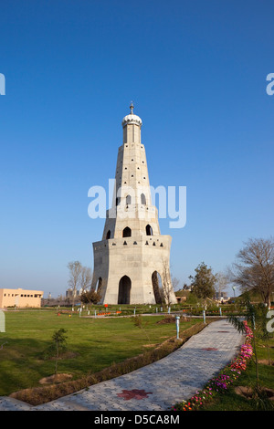 De beaux jardins et d'imposants à l'architecture moderne Baba Banda Singh Bahadur War Memorial dans le Pendjab en Inde Banque D'Images