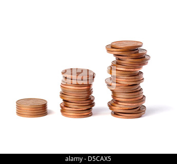 Trois piles de pièces de 5 cent augmentation en hauteur et isolé sur fond blanc Banque D'Images