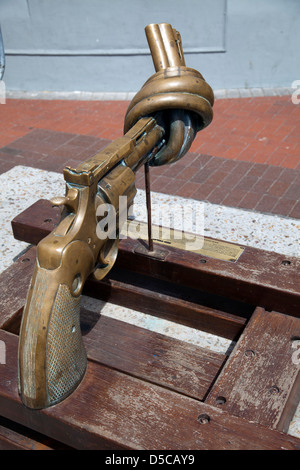 Non Violence sculpture de Carl Fredrik Reuterswärd, l'un des 16 dans le monde, à bord de l'eau à Cape Town - Afrique du Sud Banque D'Images