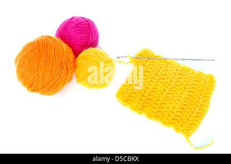 Boules multicolores de fil de laine et crochet isolé sur fond blanc Banque D'Images