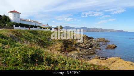 Vue panoramique d'un waterfront villa en Costa Brava, mer Méditerranée, Llanca, Catalogne, Espagne Banque D'Images