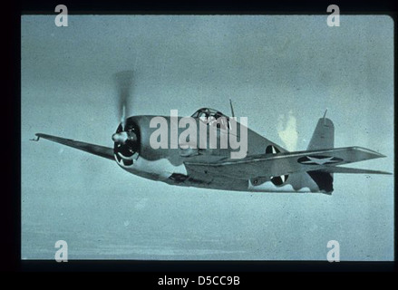 Cette image présente 50 avions clés de l'histoire de l'aviation navale, avec le Grumman F6F Hellcat. Le F6F a joué un rôle important dans la seconde Guerre mondiale et est connu pour son impact sur les opérations navales. Banque D'Images