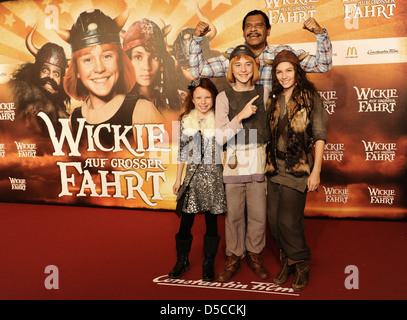 Guenther Kaufmann, Mercedes Jadea Diaz, Jonas Haemmerle et Valeria Eisenbart à la première du film 'Wickie auf grosser Banque D'Images