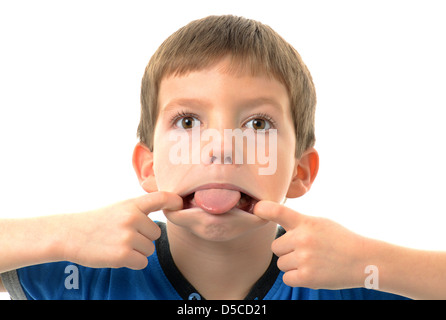 Petit garçon sticking out tongue avec drôle de visage Banque D'Images