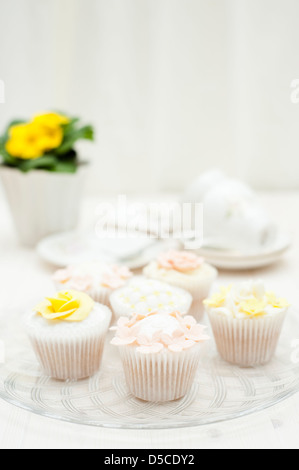Cupcakes mixtes dans des tons pastel, style shabby chic avec décorations sugarcraft Banque D'Images