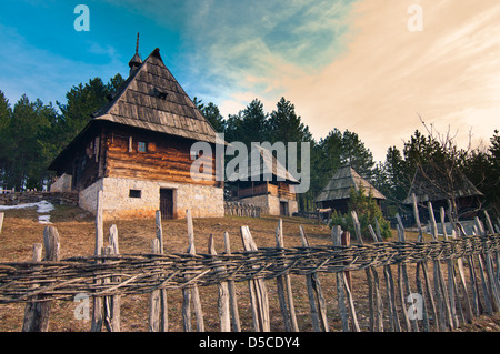 Ethno village Sirogojno dans Zlatibor environs, la Serbie. Banque D'Images