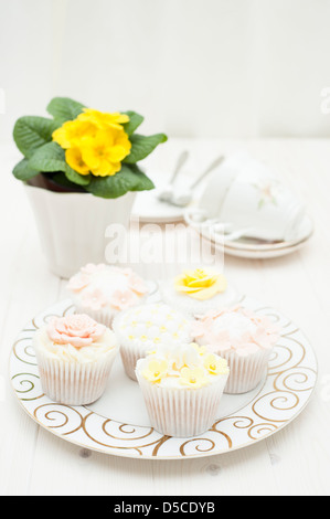 Cupcakes mixtes dans des tons pastel, style shabby chic avec décorations sugarcraft Banque D'Images